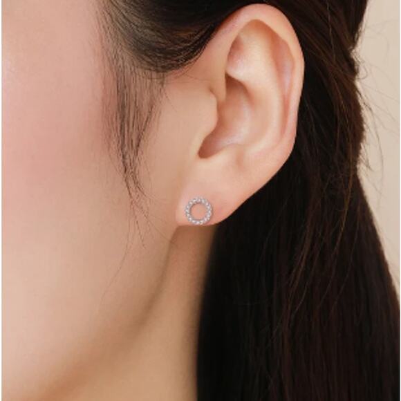 Tiny Chic 0.7 cm Sterling Silver CZ Studs – Dainty Geometric Sparkle - Picture 5 of 5